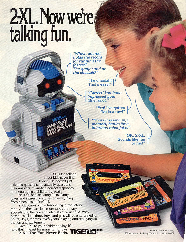 Publicité pour le 2-XL montrant deux enfants jouant avec un 2-XL, avec plusieurs cassettes posées à côté. Des bulles montrent les questions posées par le robot et les réponses données par les enfants.