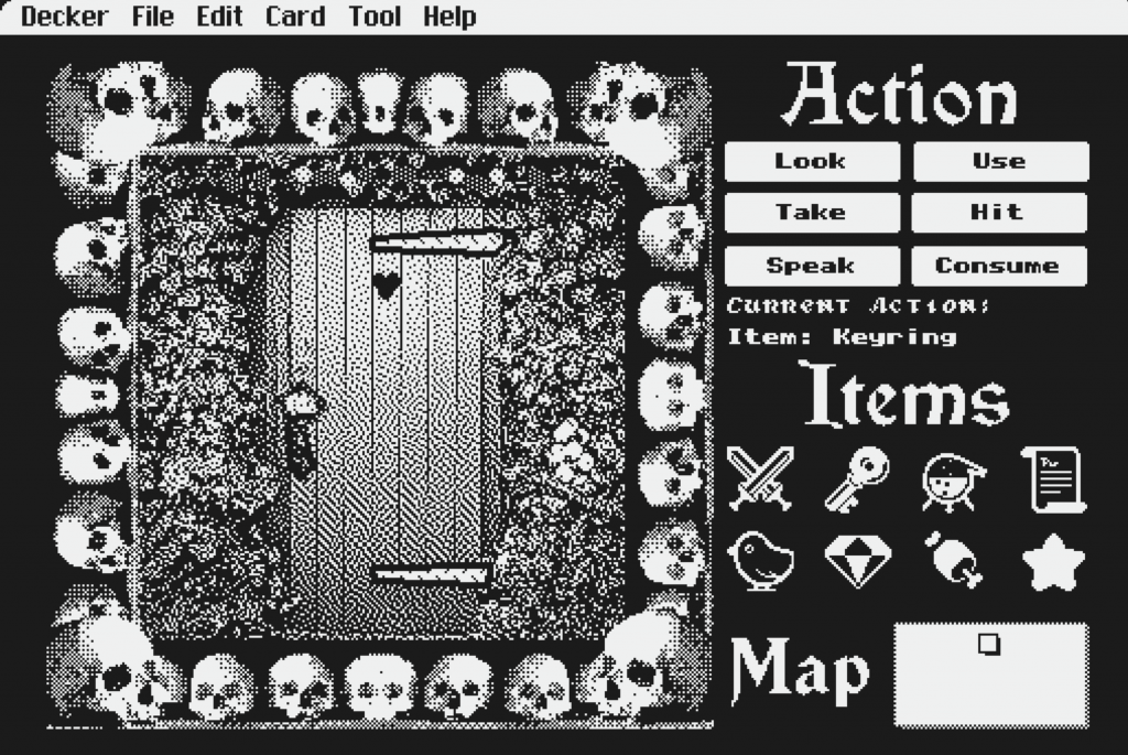 Une capture d'écran de Broken Gate. À gauche, une image d'une porte dans un cadre orné de cranes humains, à droite, un menu en trois parties, les actions disponibles, l'inventaire, et la carte.